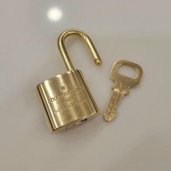 💯 Authentic Louis Vuitton Padlock and Key Gold Brass - Picture 4 of 6